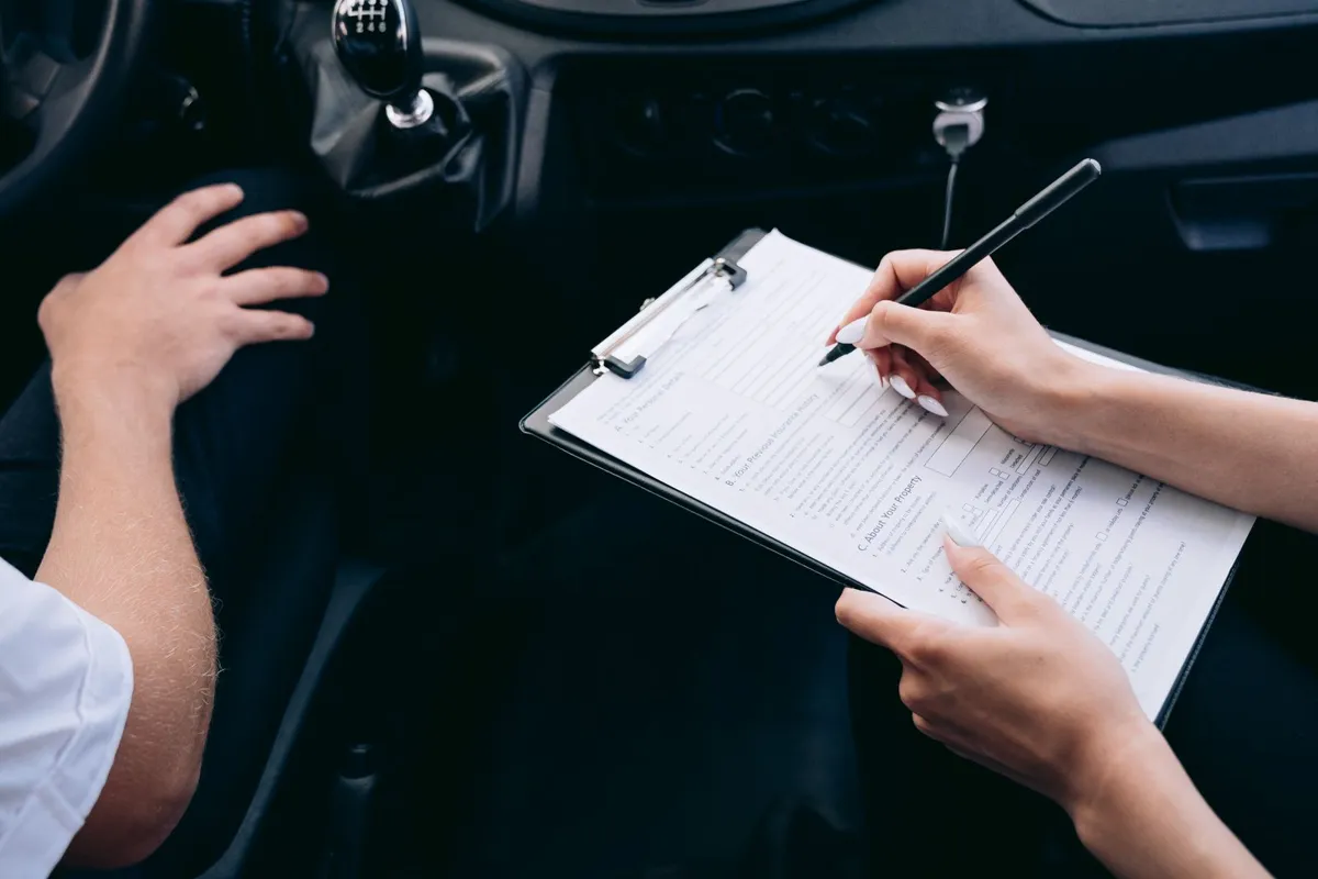 Vahinkoilmoituksen täyttäminen autossa