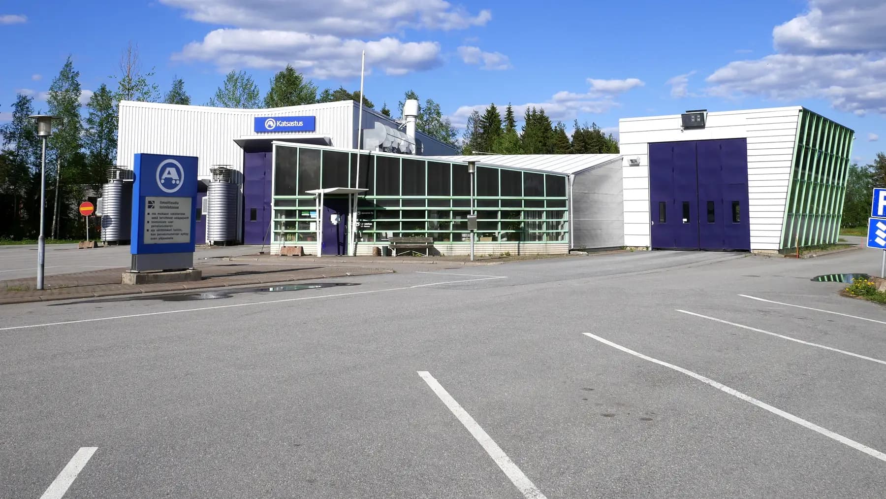 Katsastusasema Suomessa, katsastushallin ovet ja pysäköintialue